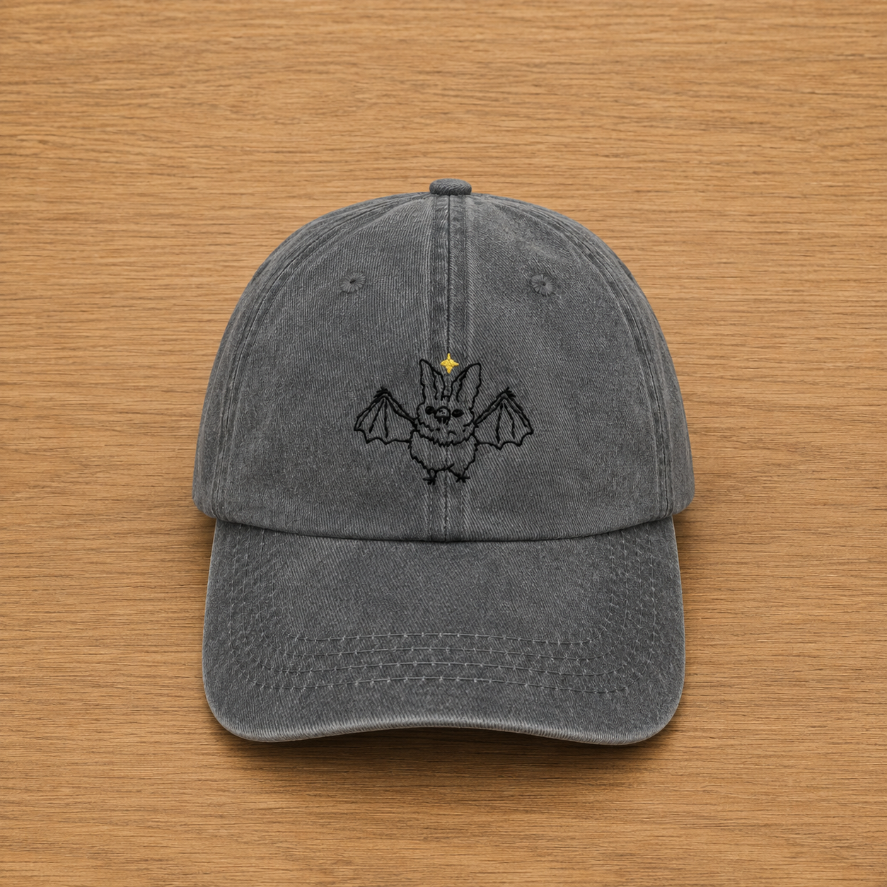 Gorra color gris claro con murciélago bordado a mano
