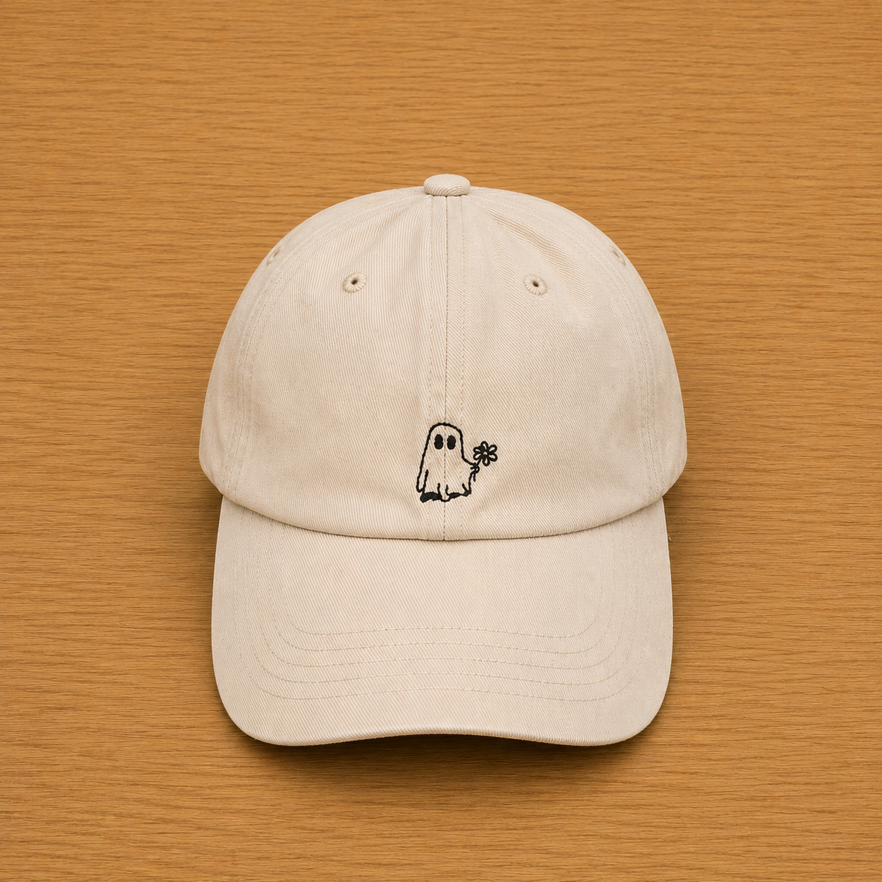 Gorra color beige con fantasma