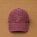 Gorra color granate con a rat is a rat bordado a mano