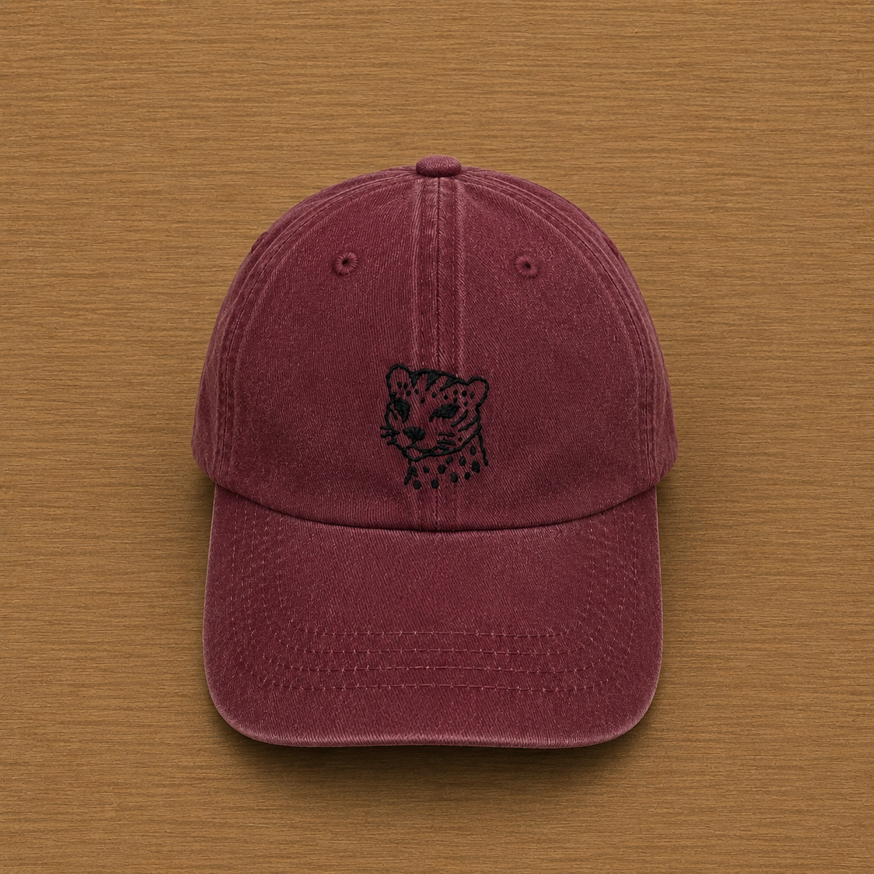 Casquette bordeaux avec léopard brodé à la main