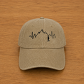 Gorra color arena con escalador