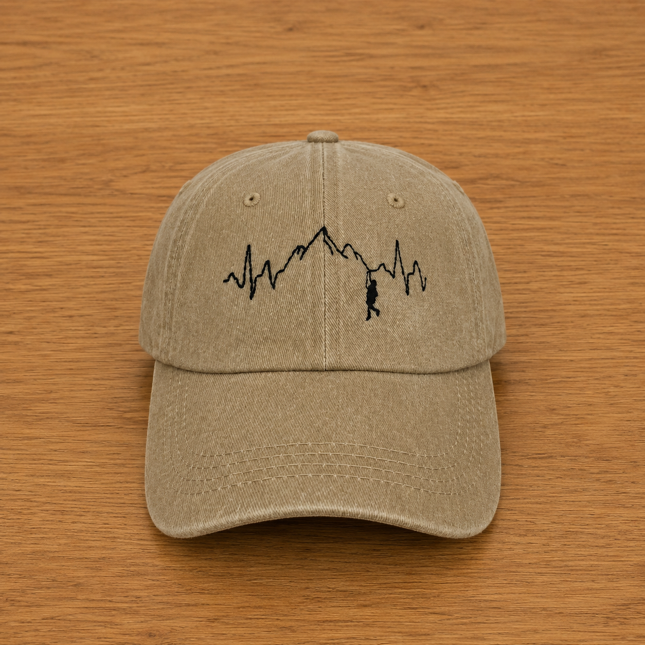 Gorra color arena con escalador bordado a mano