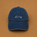 Gorra color azul oscuro con galgo corriendo bordado a mano