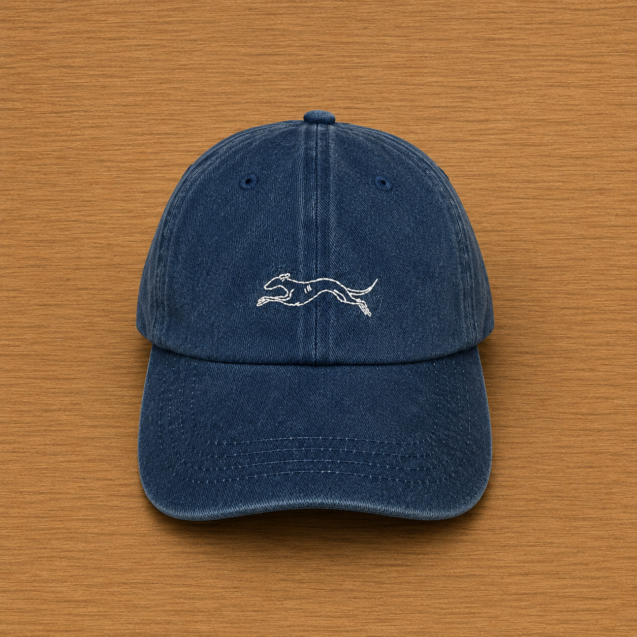Gorra color azul oscuro con galgo corriendo bordado a mano