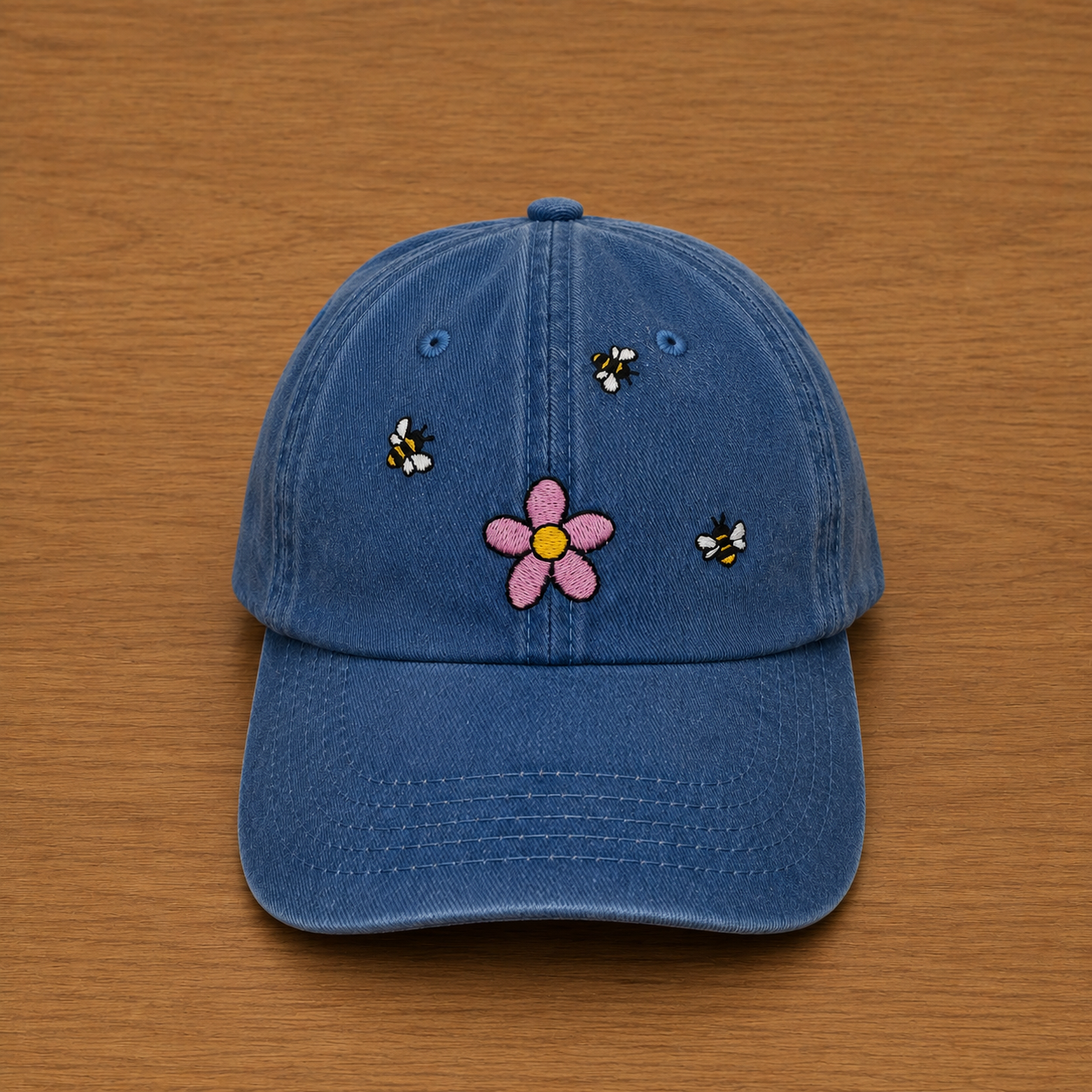Gorra color azul con abejas y flor bordado a mano