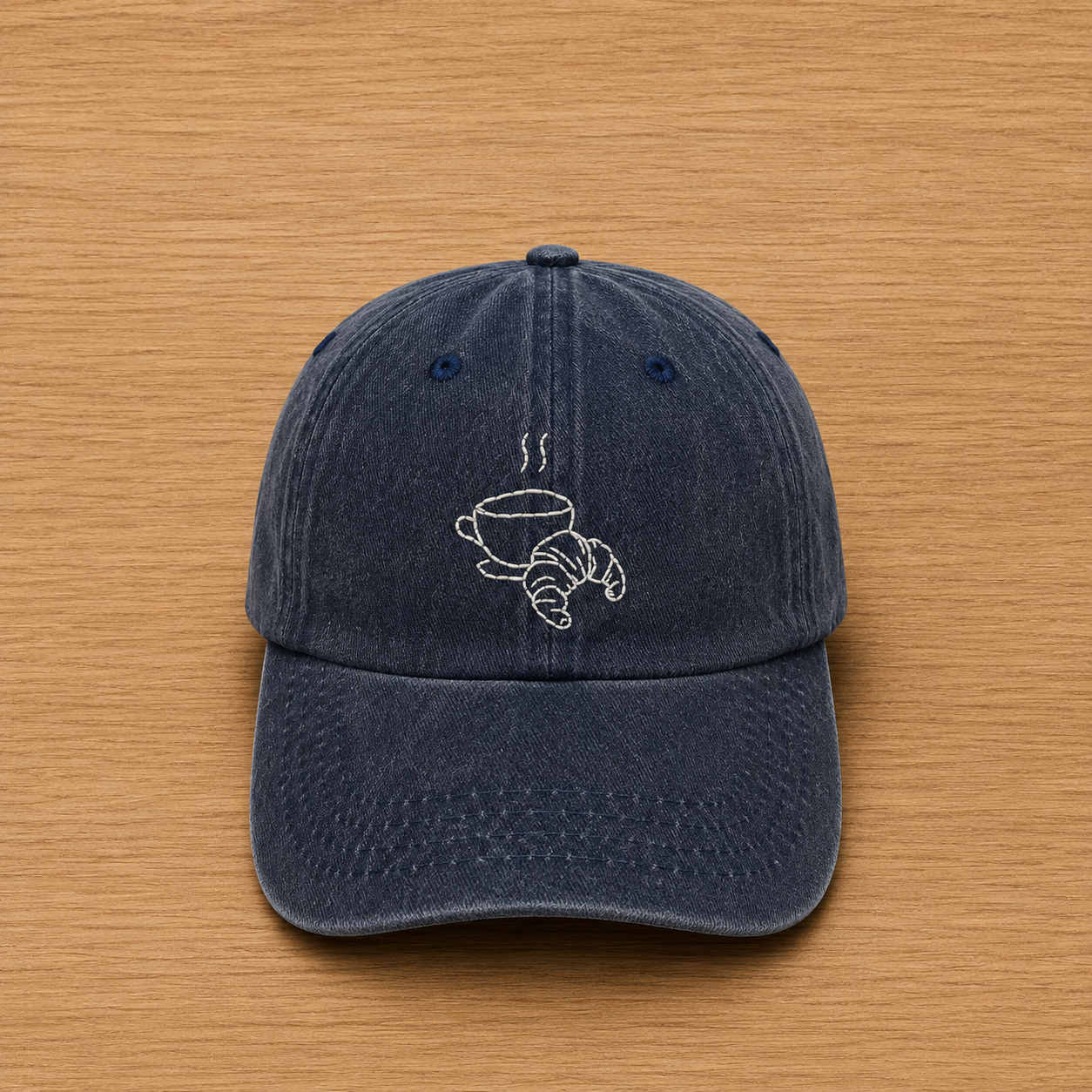 Gorra color azul oscuro con café y croissant bordado a mano