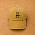 Gorra color mostaza con meme "i'm fine" bordado a mano