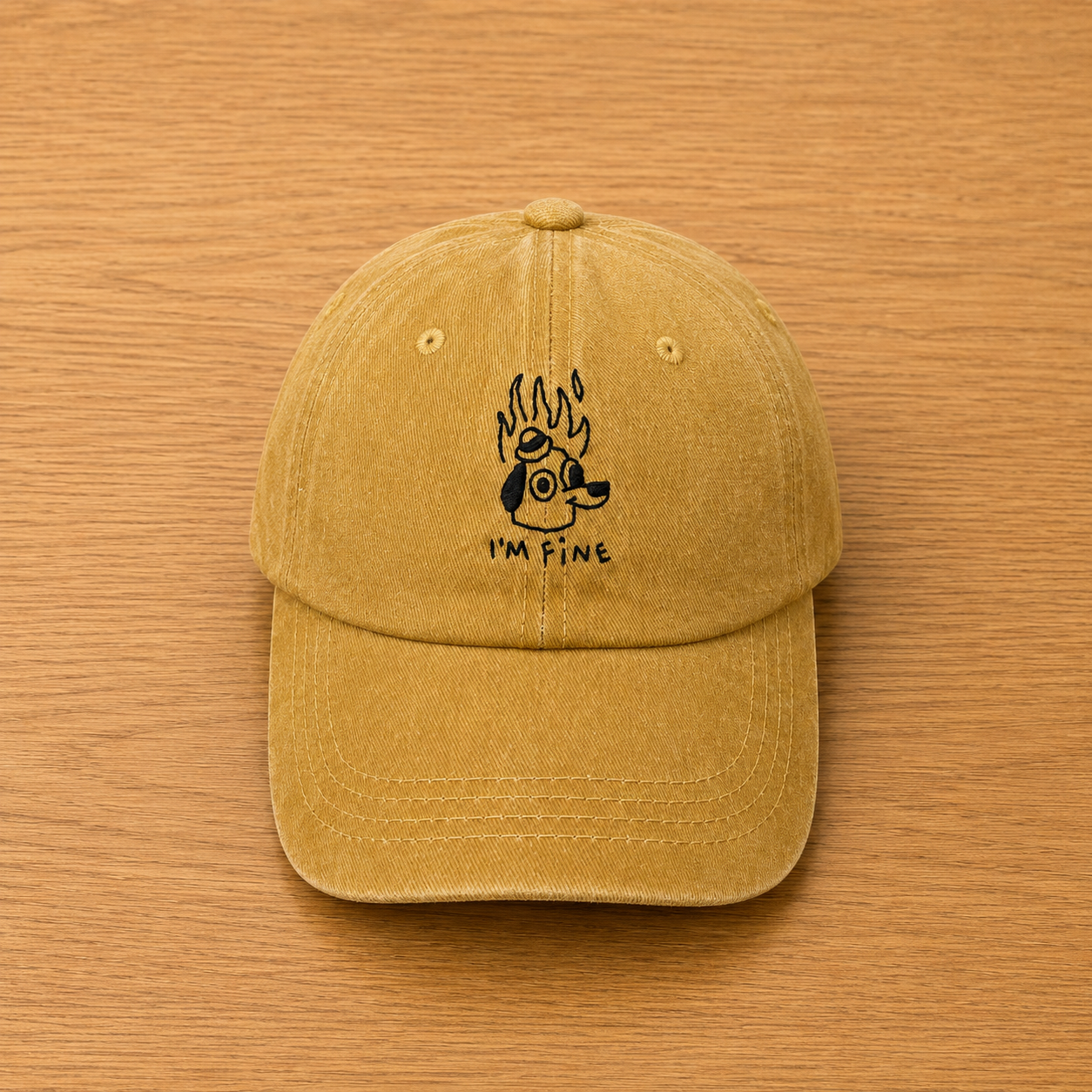 Gorra color mostaza con meme "i'm fine" bordado a mano