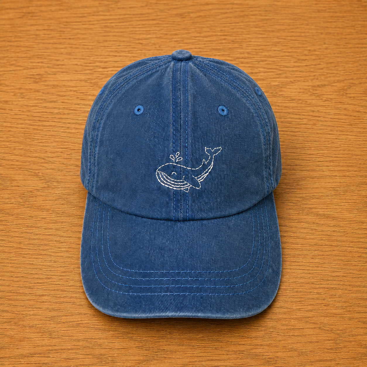 Gorra color azul con ballena bordada a mano