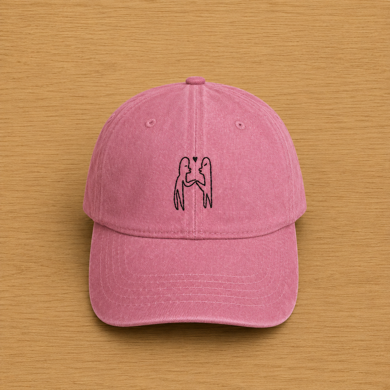 Casquette rose clair avec baiser brodé main
