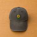 Gorra color marrón con girasol bordado a mano