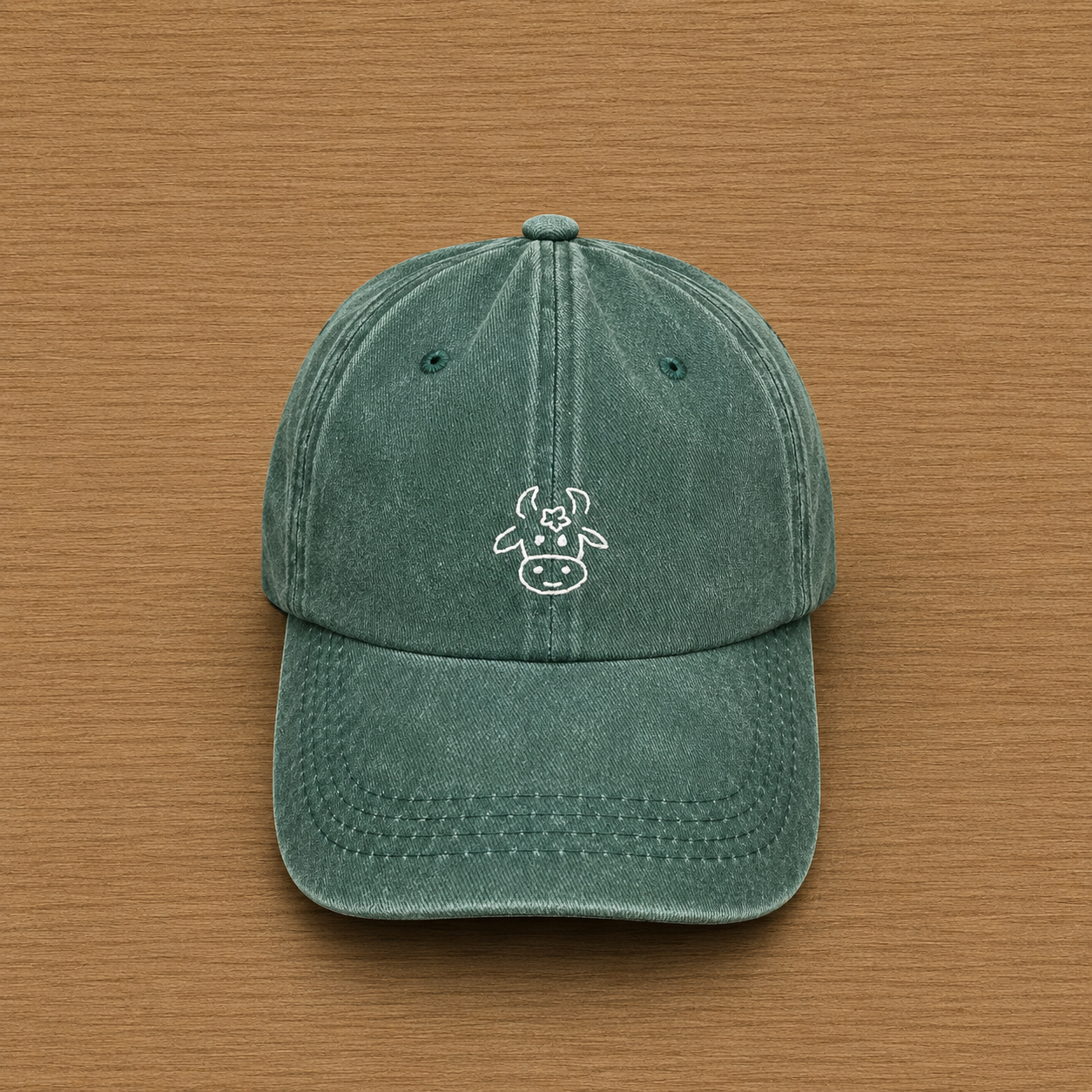 Casquette vert forêt avec une vache brodée à la main