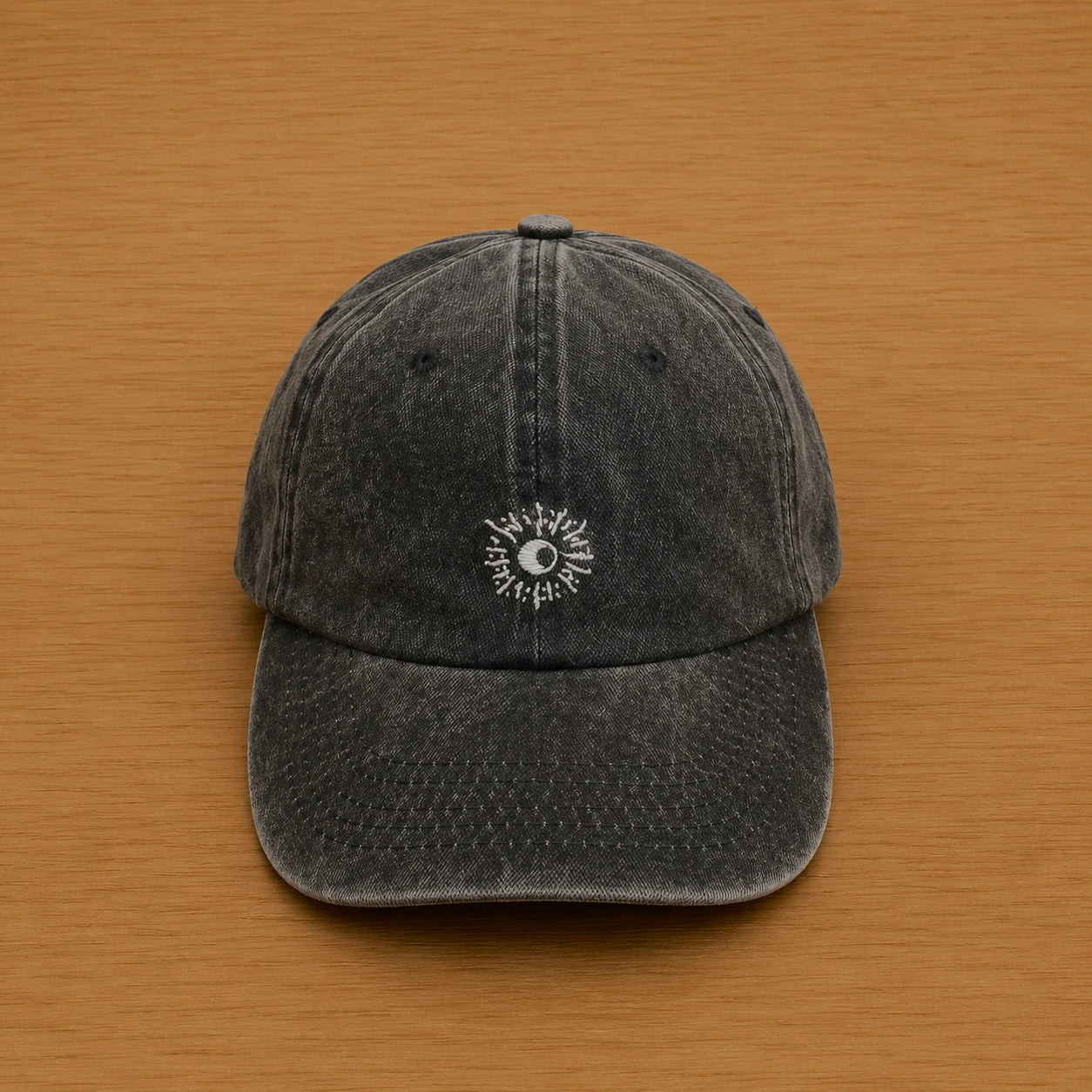 Gorra gris oscuro con sol bordado a mano