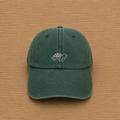 Gorra color verde bosque con tortuga bordado a mano