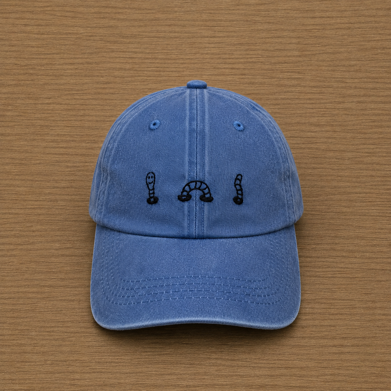 Gorra color azul con gusano bordado a mano
