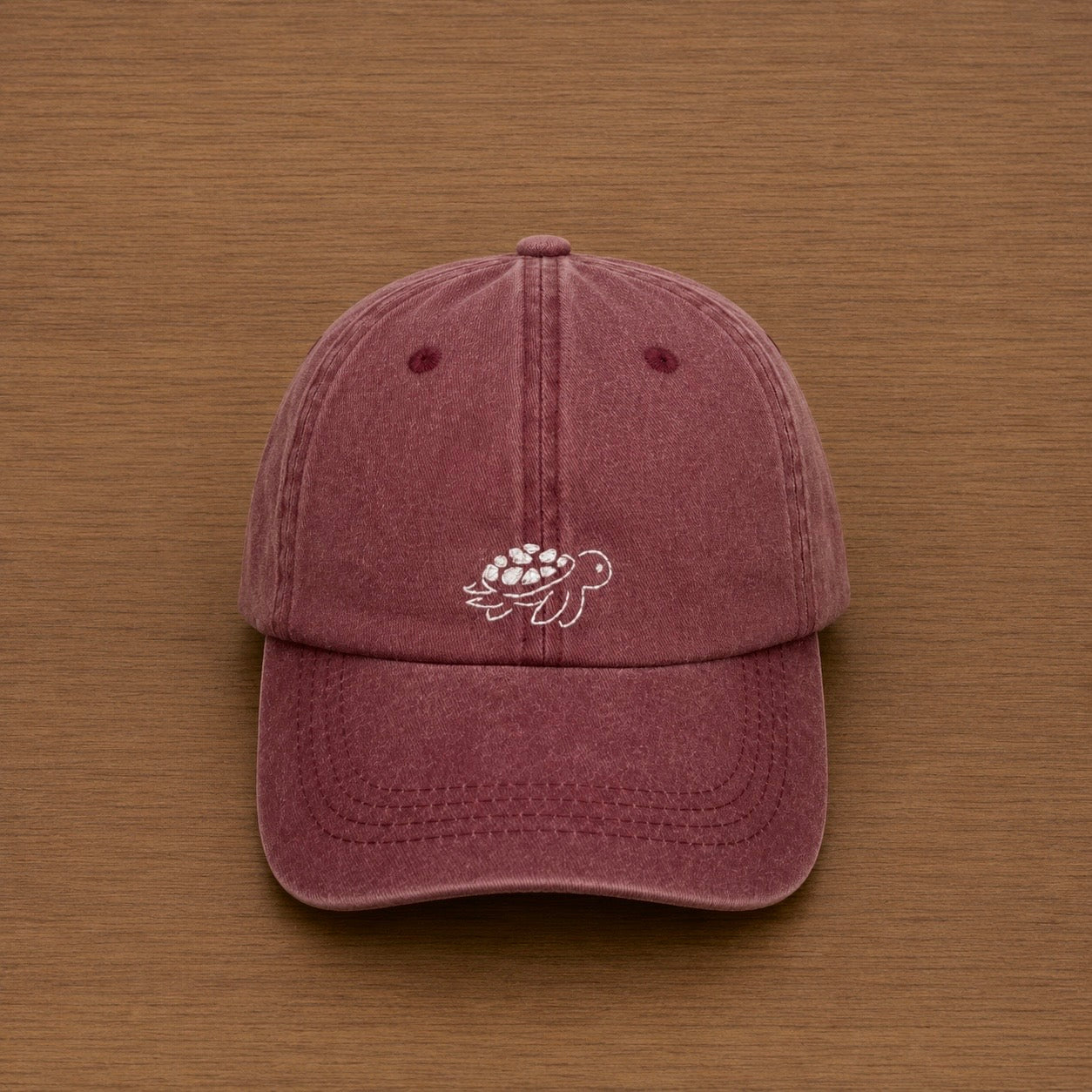 Gorra color granate con tortuga bordado a mano