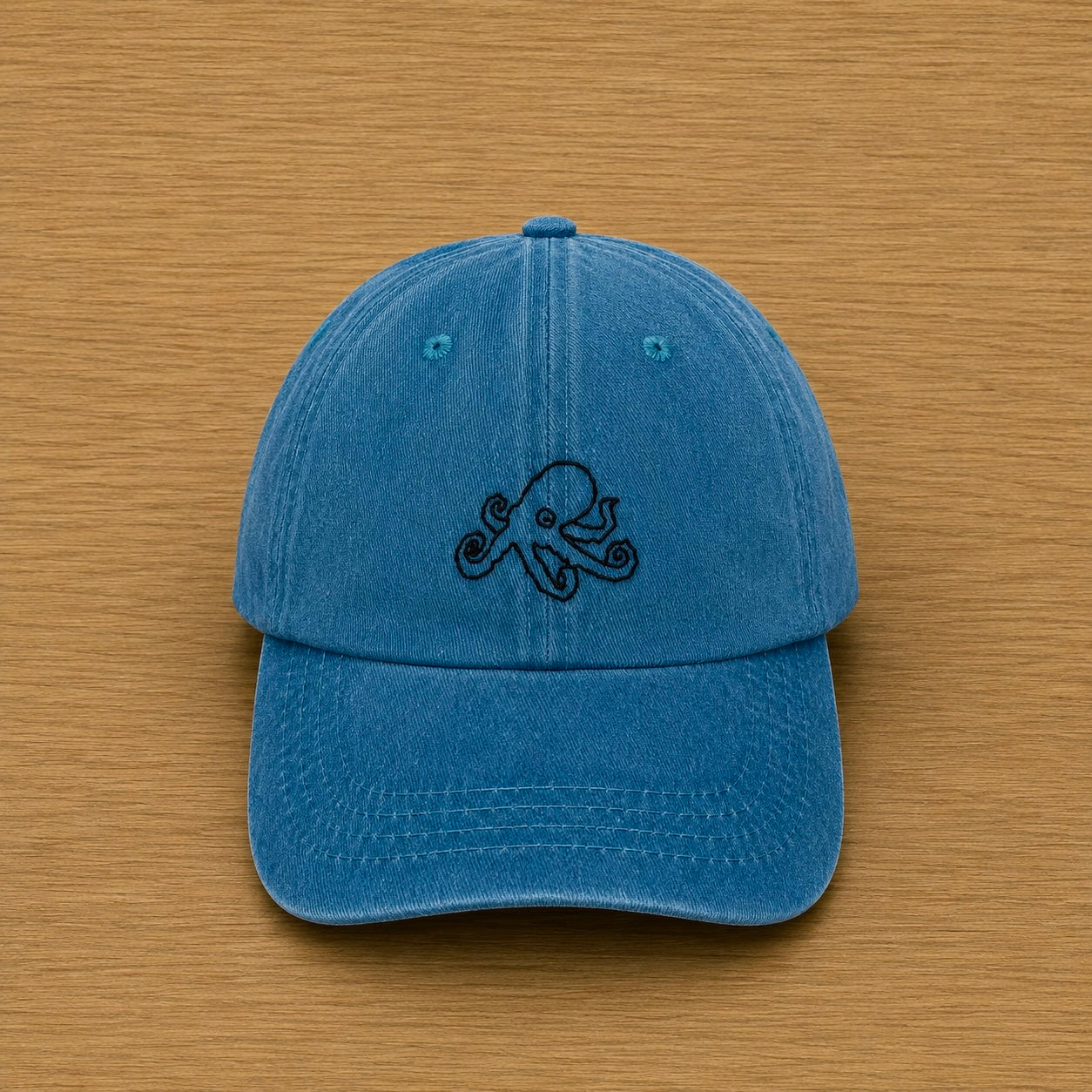Casquette bleue avec poulpe brodé à la main