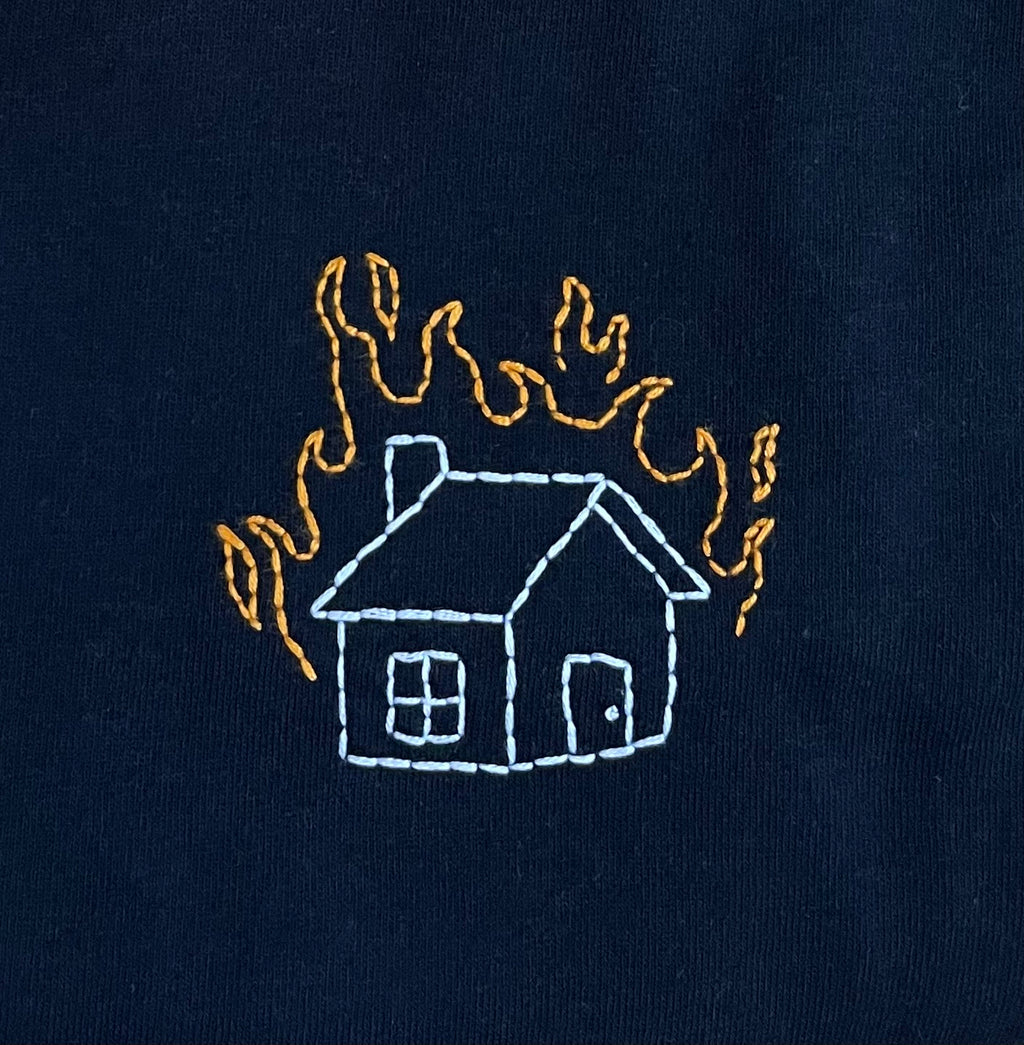 Camiseta con casa en llamas