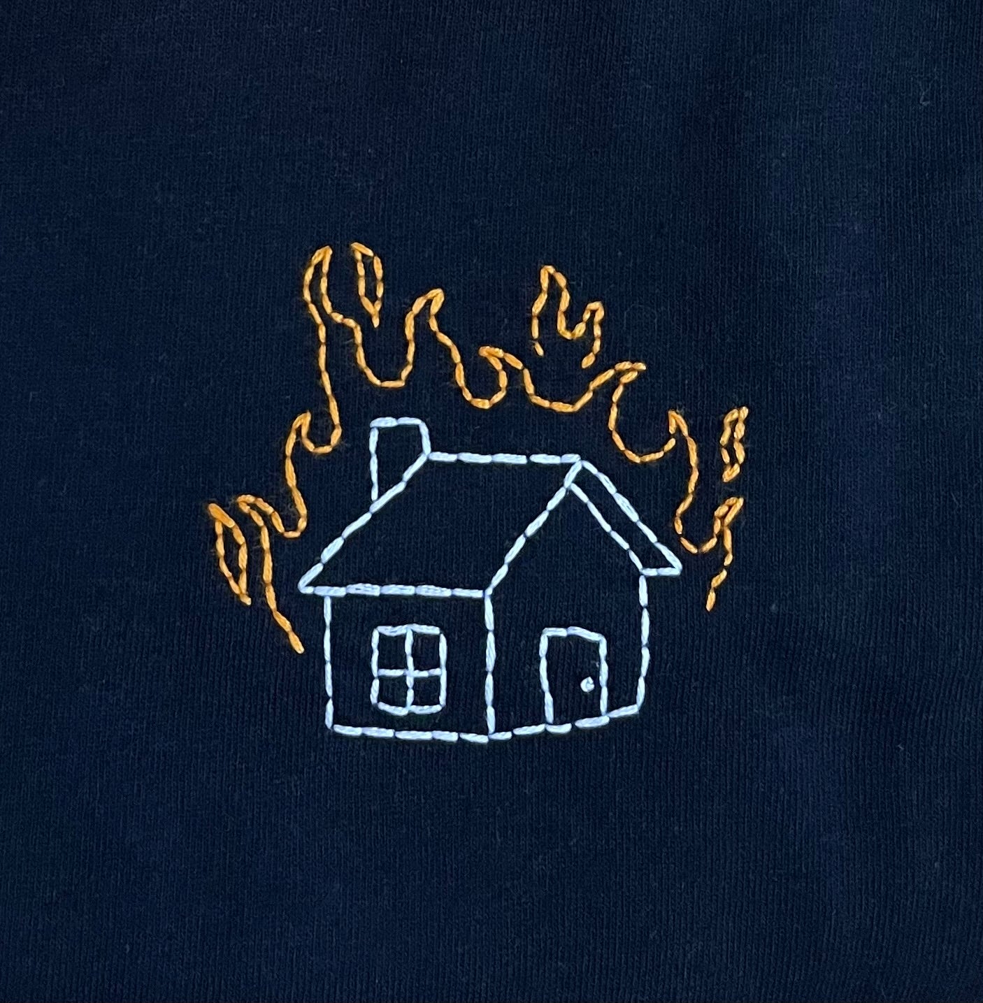 Camiseta con casa en llamas