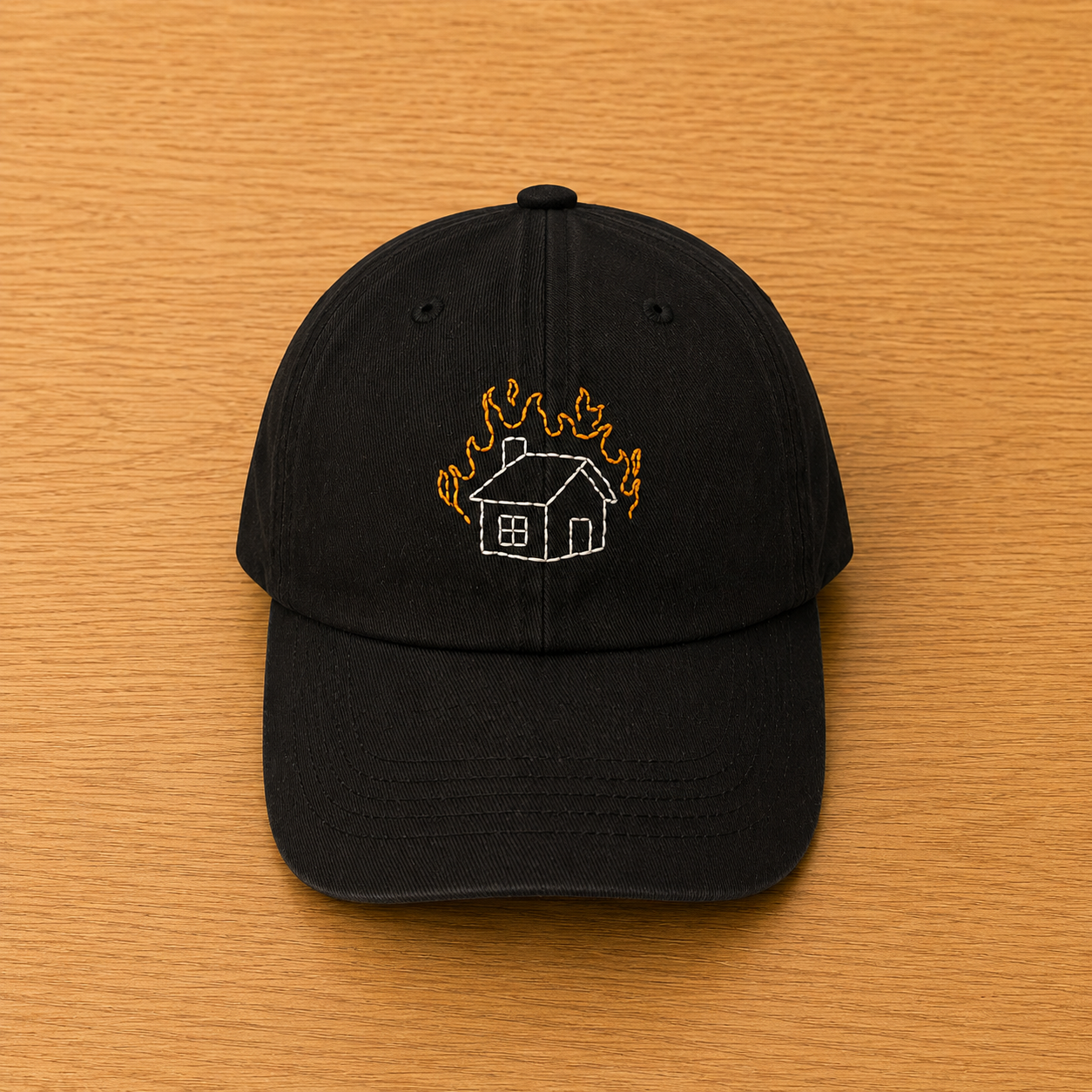 Gorra color negro con casa en llamas bordado a mano