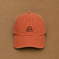 Casquette orange avec grenouille brodée à la main