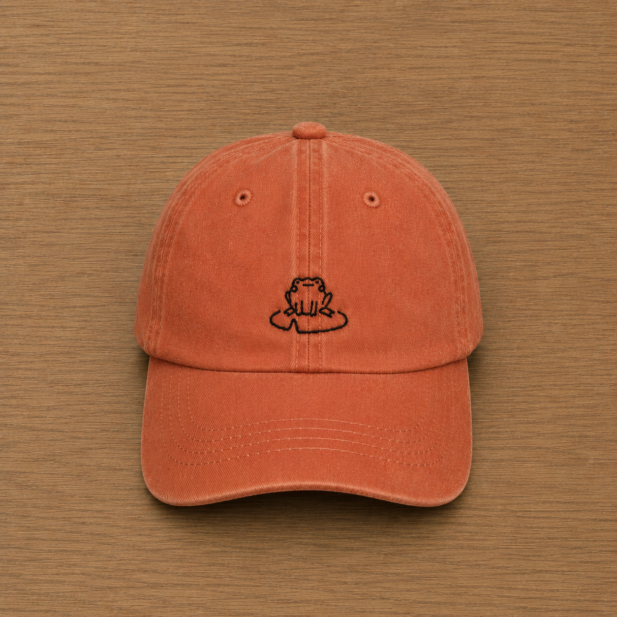 Casquette orange avec grenouille brodée à la main