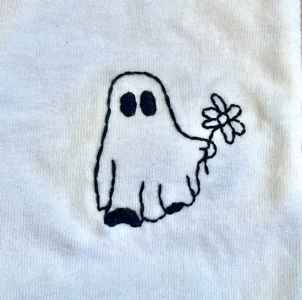 Camiseta con fantasma y flor