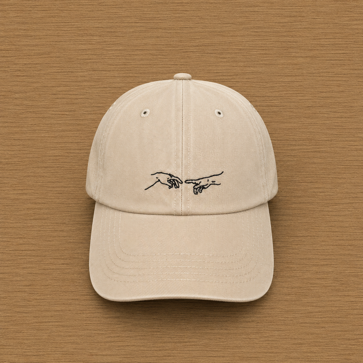 Gorra color beige con manos de Adan bordado a mano