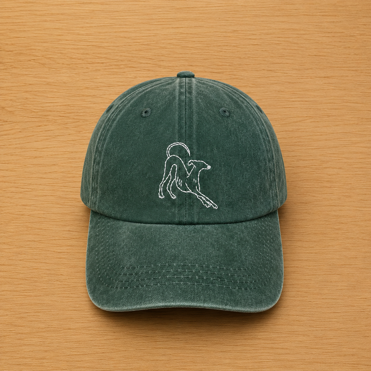 Gorra color verde bosque con galgo bordado a mano