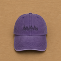 Gorra color morado con llamas bordado a mano