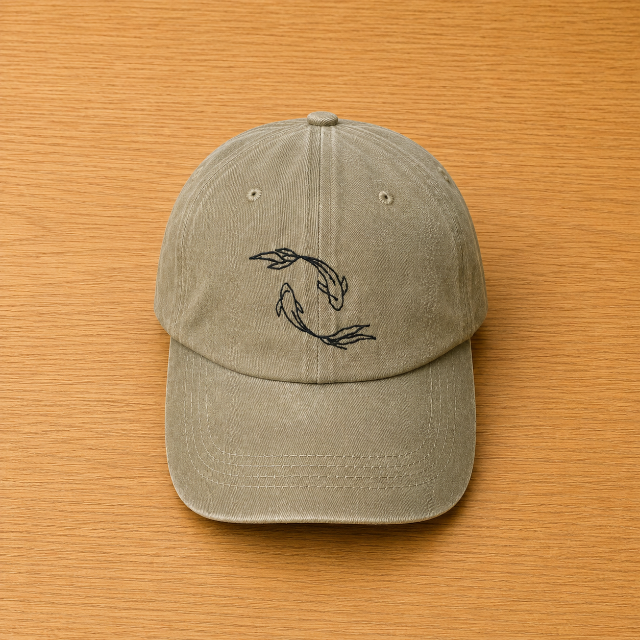 Gorra color arena con piscis bordado a mano