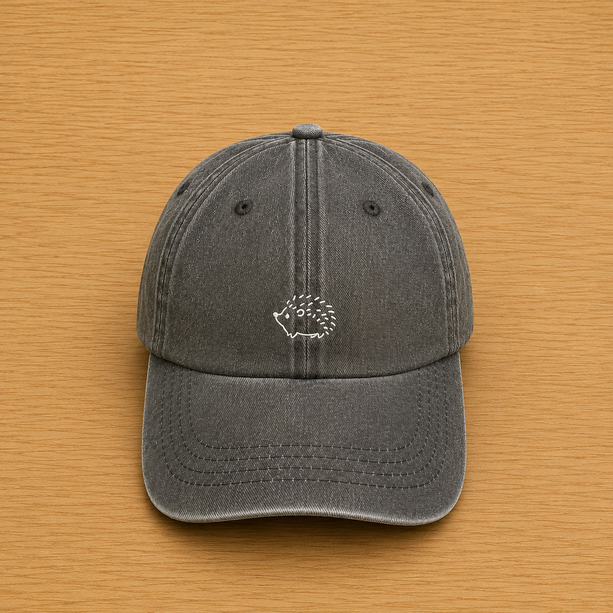 Gorra color marrón con erizo bordado a mano