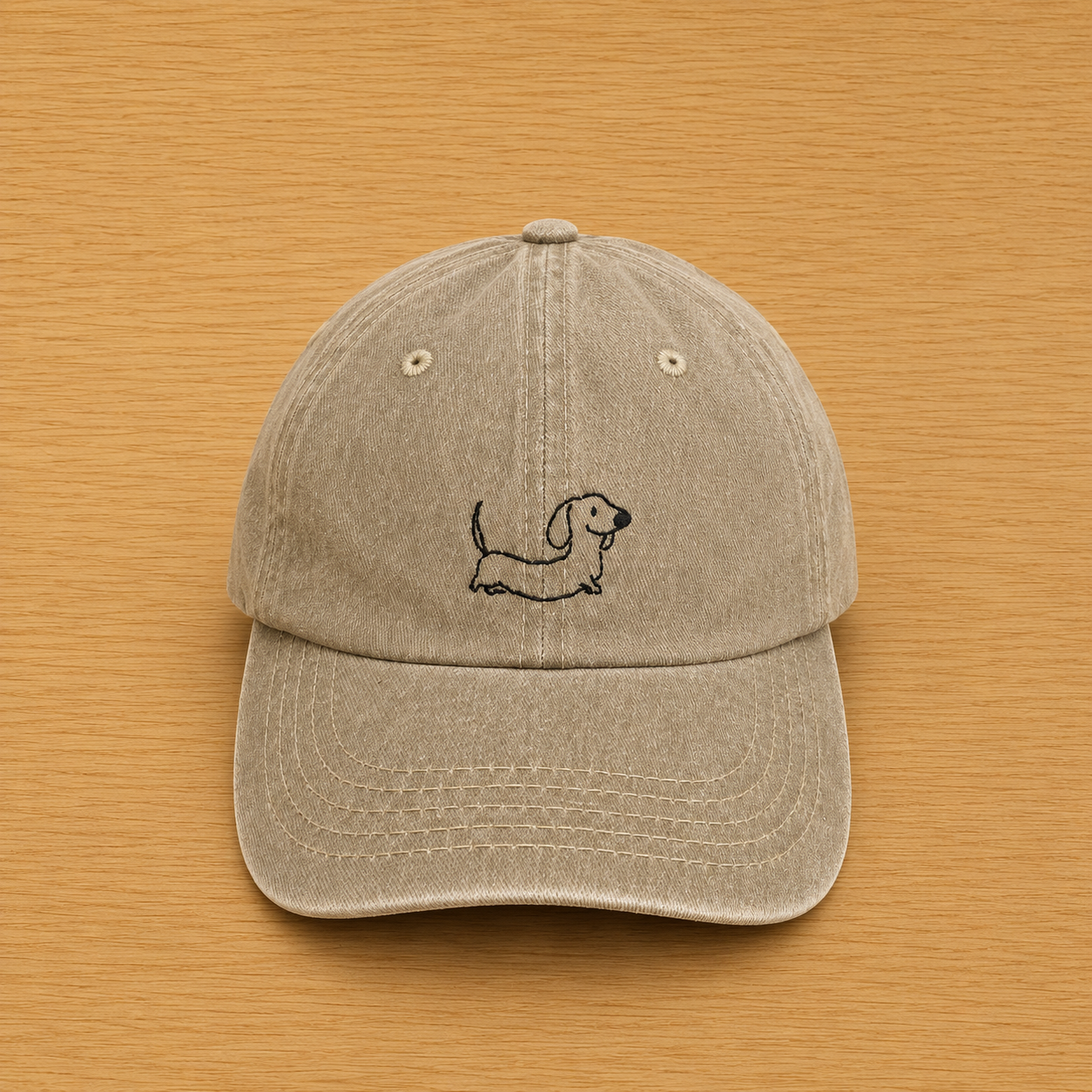 Gorra color arena con teckel bordado a mano