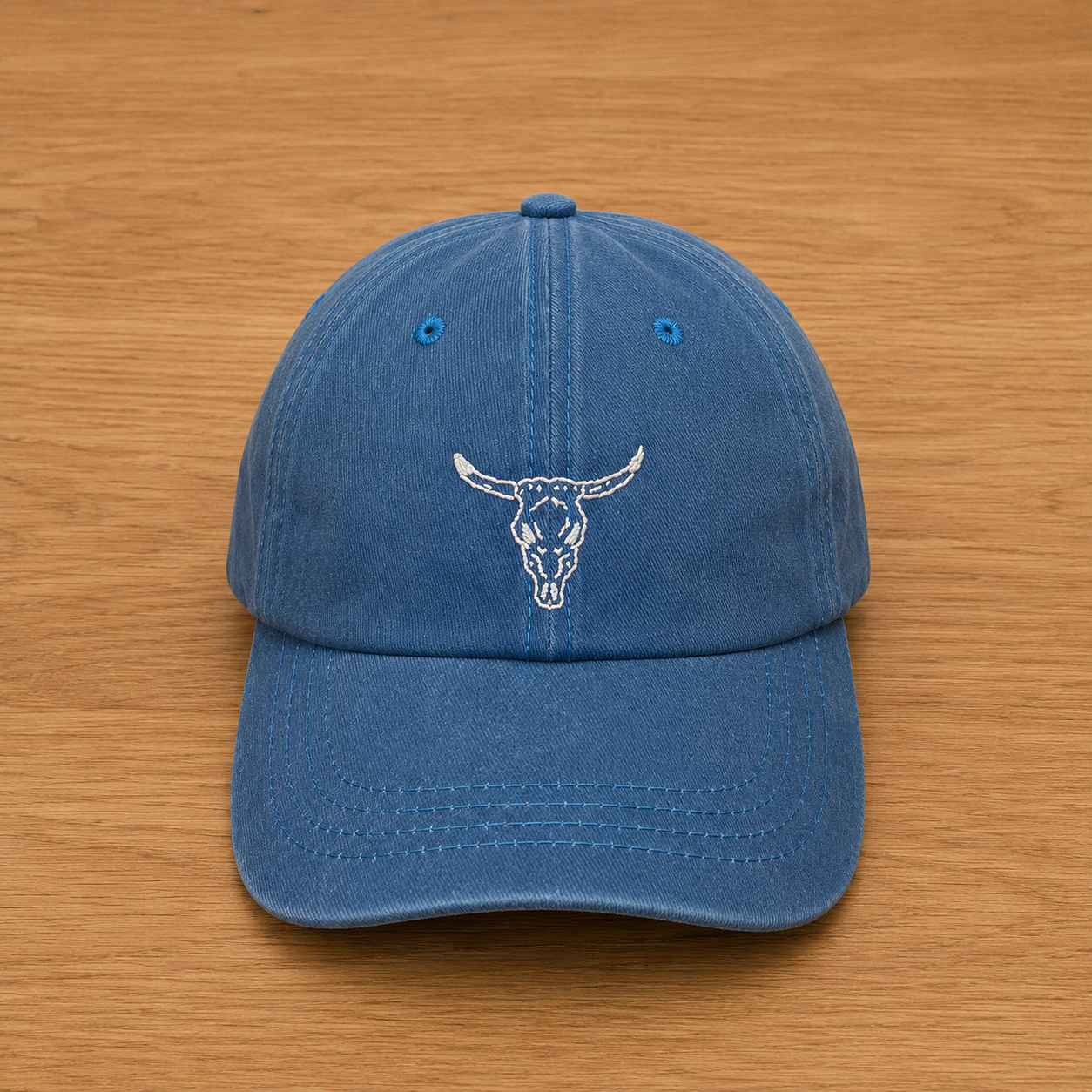 Gorra color azul con cráneo de buey bordado a mano