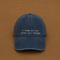 Gorra color azul oscuro con I think i'm not going out tonight bordado a mano