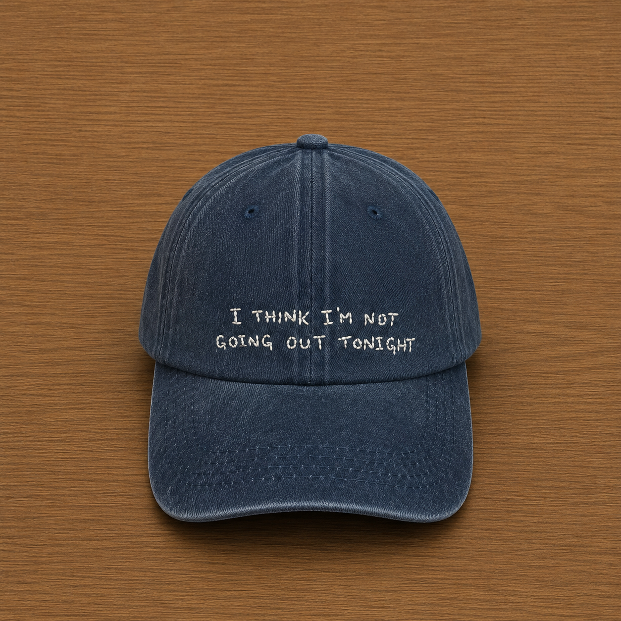 Gorra color azul oscuro con I think i'm not going out tonight bordado a mano