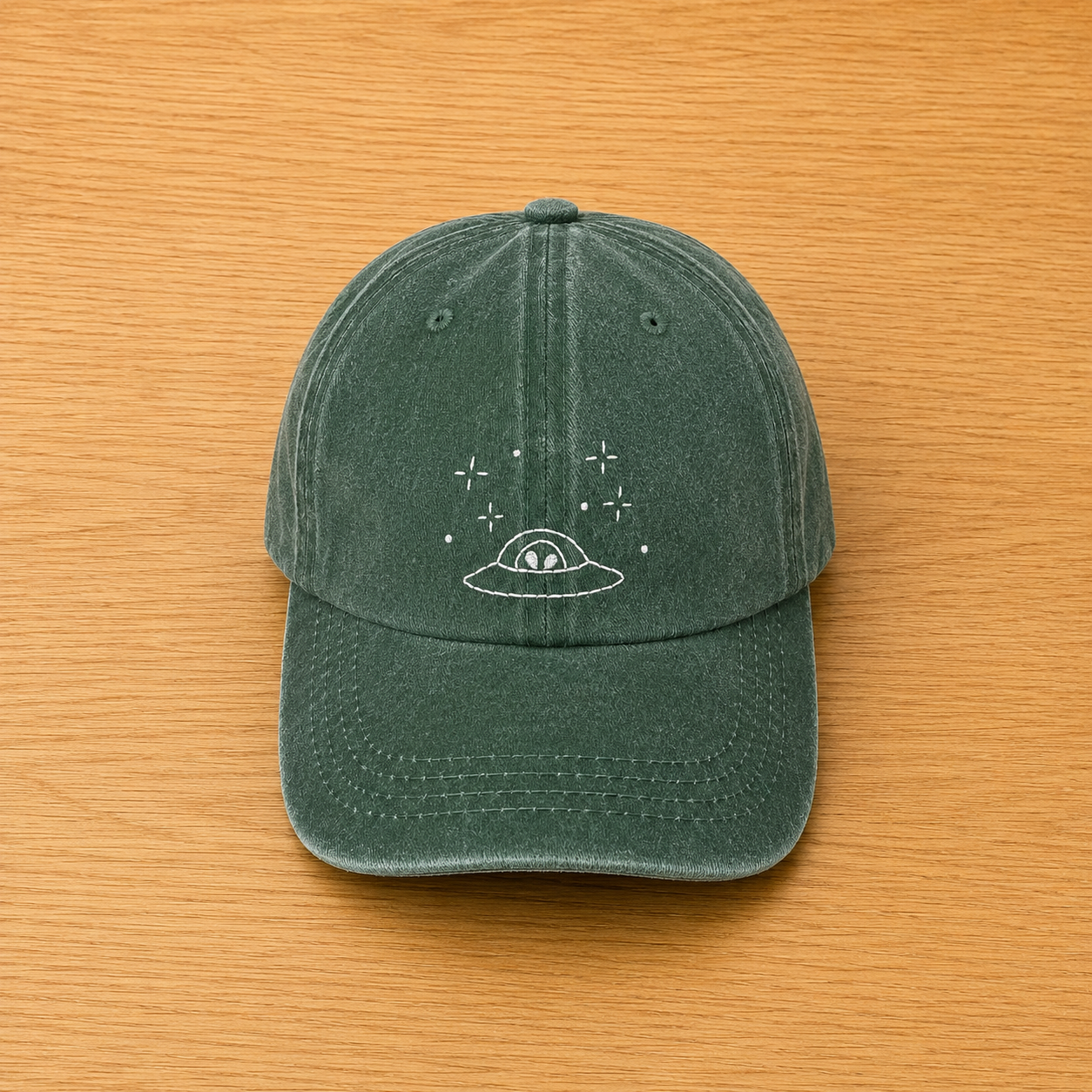 Gorra color verde bosque con ovni bordado a mano