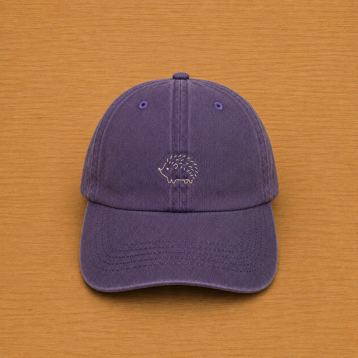 Gorra color morado con erizo