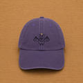 Gorra color morado con murciélago bordado a mano