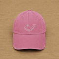 Gorra color rosa con ballena bordada a mano